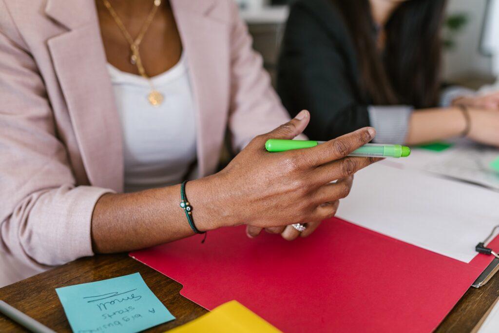 Woman holding a highgliter in an office